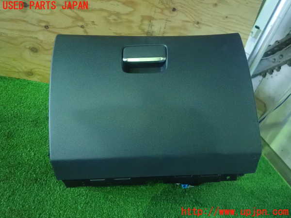 4UPJ-9172827516]ベンツ A180 W176系 (176042)グローブボックス1 中古_1