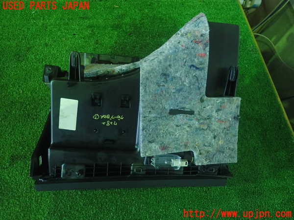 4UPJ-9172827516]ベンツ A180 W176系 (176042)グローブボックス1 中古_2