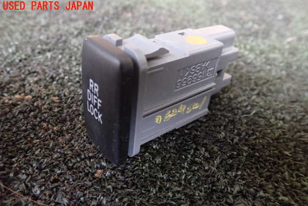 1UPJ-9176246306]FJクルーザー 左ハンドル車(GSJ15L)スイッチ1(リヤデフロック RR DIFT LOCK) 中古_1