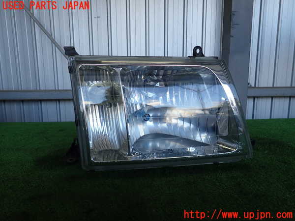 2UPJ-9195331130]ランクル100系(HDJ101K)右ヘッドライト ハロゲン 中古_1