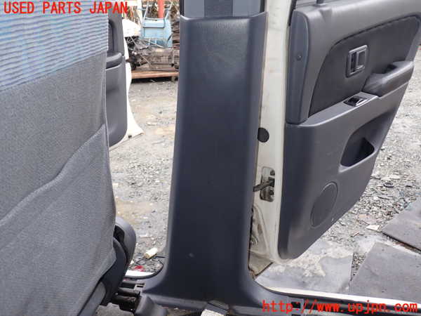 5UPJ-9218637665]ハイラックスサーフ(RZN185W)右センターピラートリム 中古_3