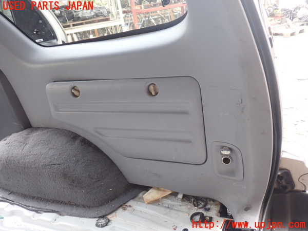 5UPJ-9218637675]ハイラックスサーフ(RZN185W)右リアピラートリム 中古_3