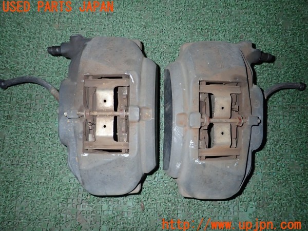 3UPJ=9225030301]クラウンマジェスタ(URS206)ADVICS アドヴィックス フロントキャリパー 中古_3