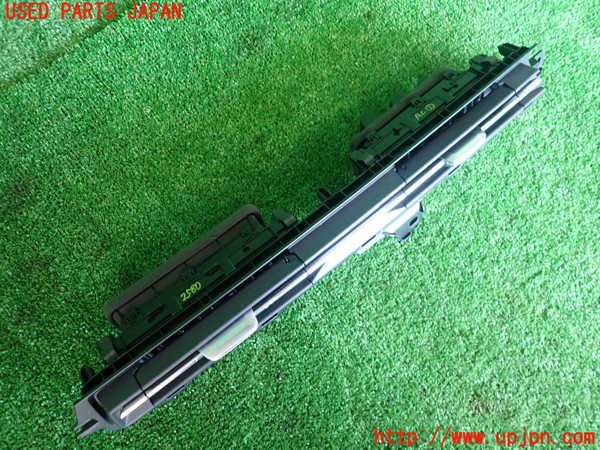 2UPJ-9225807526]アウディ・A3 スポーツバック(GYDNNF)エアコン吹き出し口1 (左) 中古_2