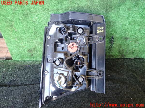 1UPJ-9226051530]デリカD：5(CV1W)右テールランプ 中古_3