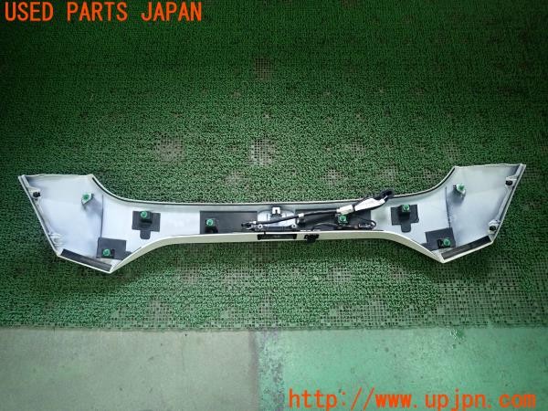 3UPJ=9226180015]シビック タイプR(FK8)純正 リアガーニッシュパネル ナンバー灯 バックカメラ エンブレム付き 中古_2