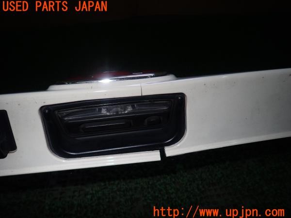 3UPJ=9226180015]シビック タイプR(FK8)純正 リアガーニッシュパネル ナンバー灯 バックカメラ エンブレム付き 中古_3