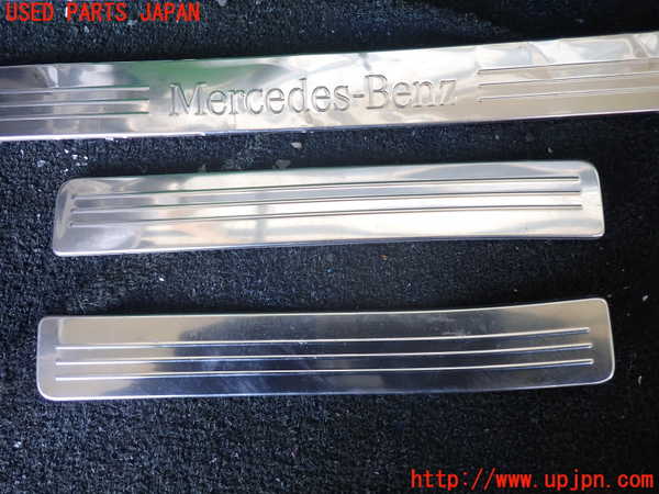 1UPJ-9226277740]ベンツ GLK300 4MATIC X204(204981)スカッフプレート 中古_2