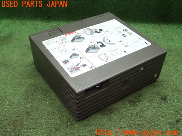 3UPJ=9226540625]アウディ TT クーペ (8JCDA)純正 パンク修理キット エアコンプレッサーのみ 中古_3
