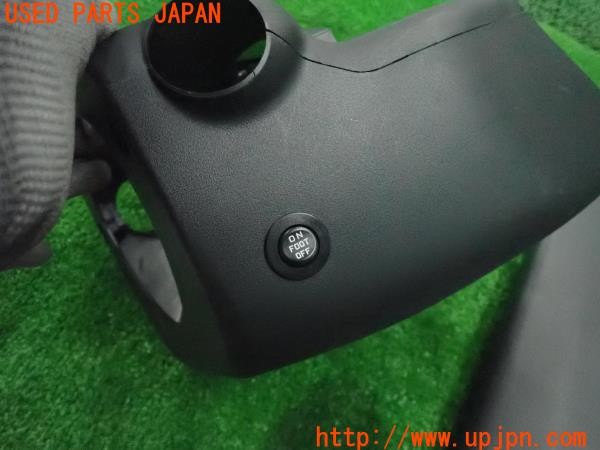 3UPJ=9226680512]カムリ ハイブリッド(AXVH70)純正 センターピラーガーニッシュ インテリアイルミネーション フットランプ 中古_4