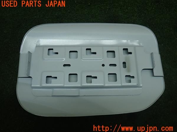 3UPJ=9226730012]アウトランダー(GN0W)純正 充電口カバー フューエルリッド 中古_4