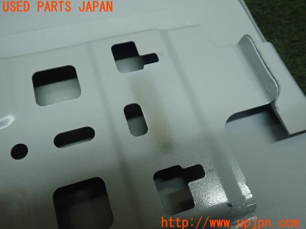 3UPJ=9226730012]アウトランダー(GN0W)純正 充電口カバー フューエルリッド 中古_5