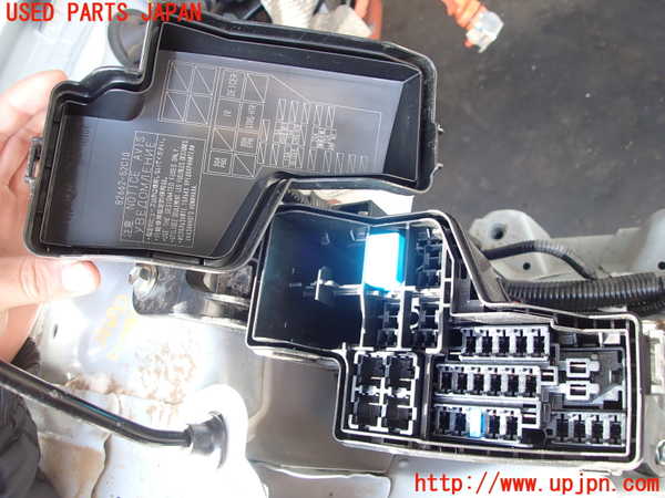 2UPJ-9226806742]ヤリス(YARIS) ハイブリッド(MXPH15)ヒューズボックス2 中古_2