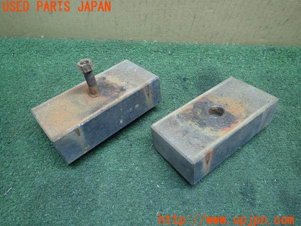 3UPJ=9226940417]キャラバン コーチ(AEGE24)社外 リアダウンブロック U字ボルト付き 中古_2