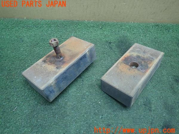 3UPJ=9226940417]キャラバン コーチ(AEGE24)社外 リアダウンブロック U字ボルト付き 中古_3