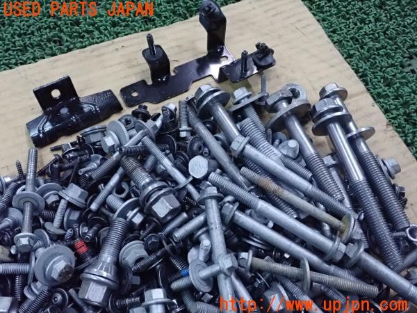 3UPJ=9227000720]ボルボ V90(PB420TMA)ネジ・ナット・ステー類 ジャンク_2