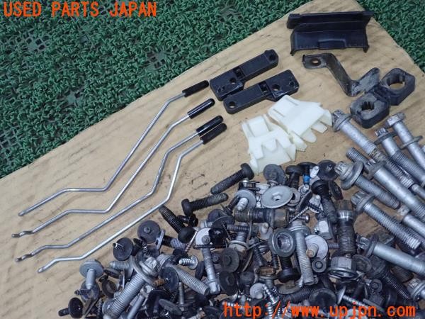 3UPJ=9227290720]BMW 523d(FW20 F10)ネジ・ナット・ステー類類 ジャンク_2