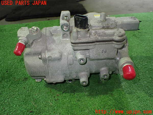 1UPJ-9227346025]エスクァイアハイブリッド(ZWR80G)エアコンコンプレッサー 中古_3