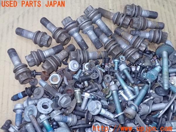 3UPJ=9227370720]VW トゥアレグ V6(7LBMVA)前期 ネジ・ナット・ステー類 ジャンク_2