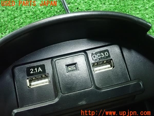3UPJ=9227480652]C-HR ハイブリッド(ZYX11)メーカー不明 コンソールボックス トレイ USB2ポート HN16T02 中古_3