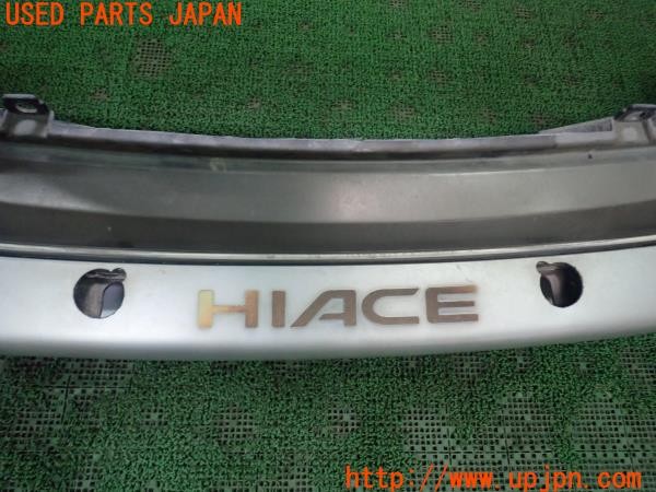 3UPJ=9227890048]ハイエースワゴン(KZH106W)純正 52119-26200 フロントバンパー フォグランプ付き 中古_3