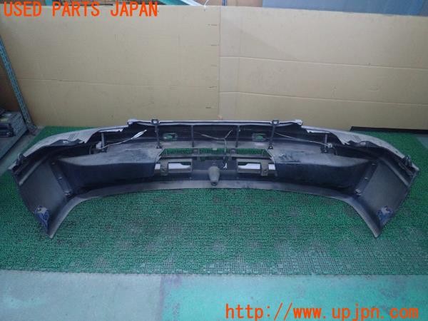 3UPJ=9227890048]ハイエースワゴン(KZH106W)純正 52119-26200 フロントバンパー フォグランプ付き 中古_4