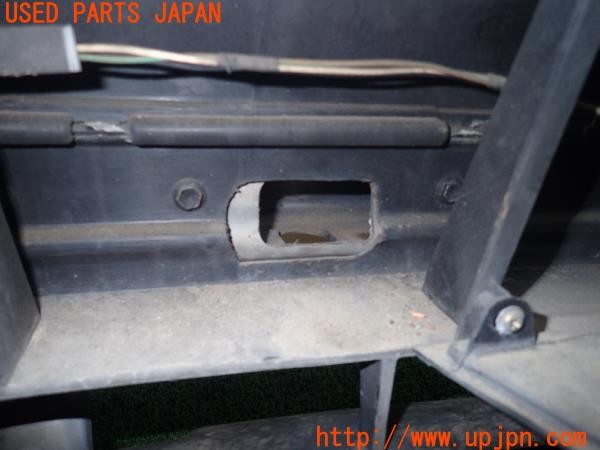 3UPJ=9227890048]ハイエースワゴン(KZH106W)純正 52119-26200 フロントバンパー フォグランプ付き 中古_5