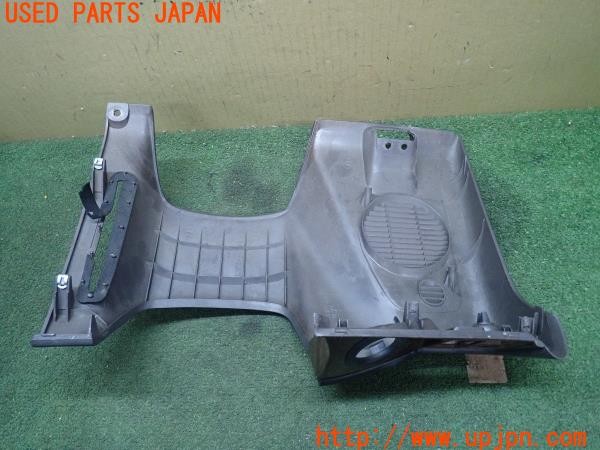 3UPJ=9227890633]ハイエースワゴン(KZH106W)純正 55480-26090 コラム下カバー パネル インパネ 中古_3