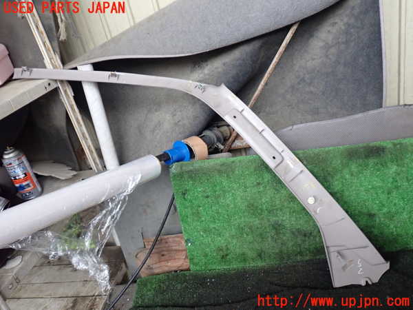 1UPJ-9227897655]ハイエースワゴン100系(KZH106W)右フロントピラートリム 中古_3