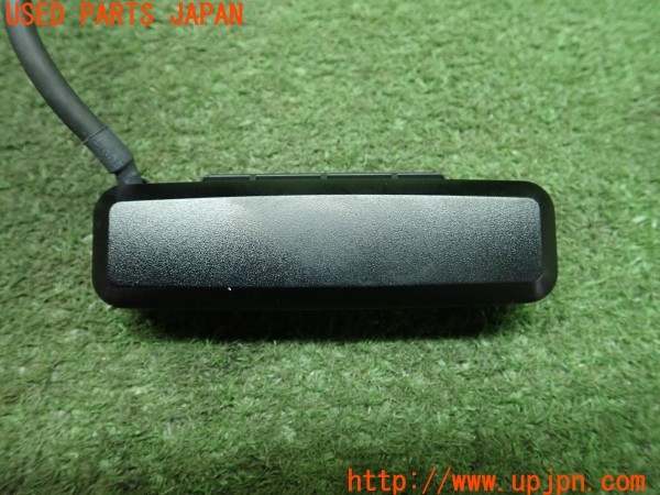 3UPJ=9228050549]ベンツ CLA180(117942 X117)社外 VICSアンテナ 中古_3