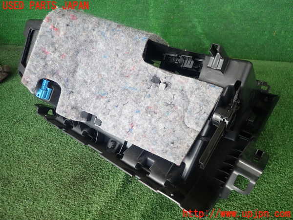 2UPJ-9228057516]ベンツ CLA180 シューティングブレーク(117942)グローブボックス1 中古_4