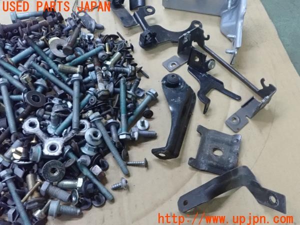 3UPJ=9228060720]VW ニュービートルカブリオレ(1YAZJ)ネジ・ナット・ステー類 ジャンク_3