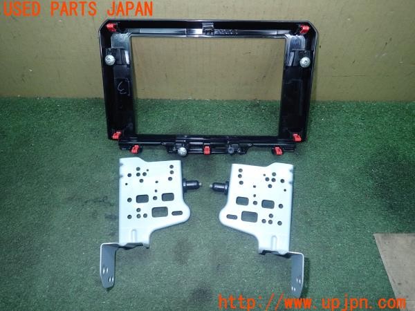3UPJ=9228270605]ジムニー(JB64W 1型)純正3821-77RA オーディオパネル 8インチ用 ブラケット付き 中古_2