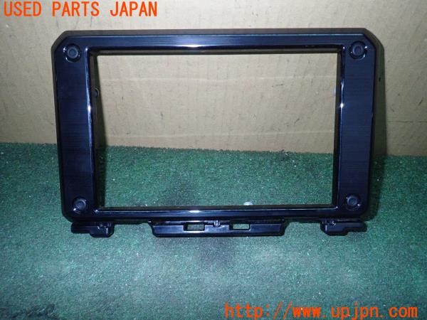 3UPJ=9228270605]ジムニー(JB64W 1型)純正3821-77RA オーディオパネル 8インチ用 ブラケット付き 中古_3