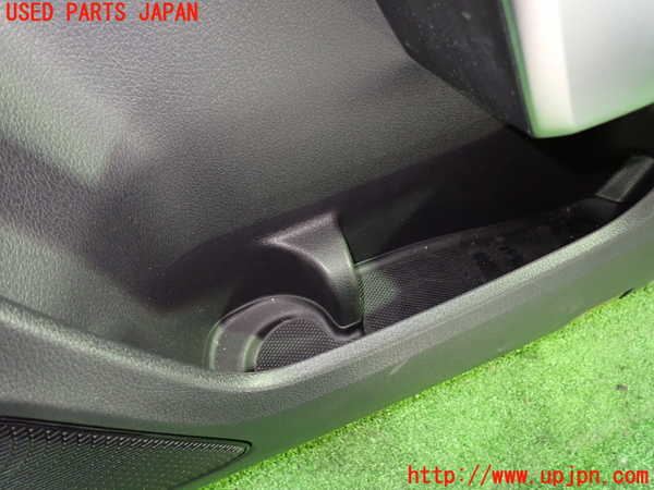 1UPJ-9228411234]ベンツ A200 d w177(177012)右前ドア内張り 中古_4