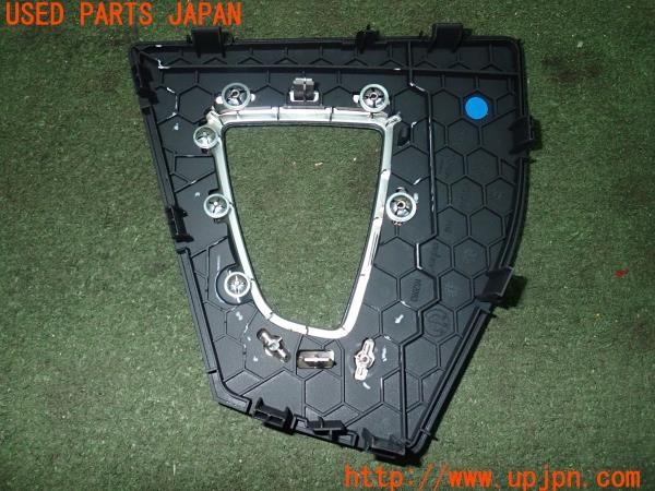 3UPJ=9228480615]BMW M2 クーペ(1H30G F87)純正 シフトパネル 右ハンドル 社外 カーボン調カバー付き 中古_5
