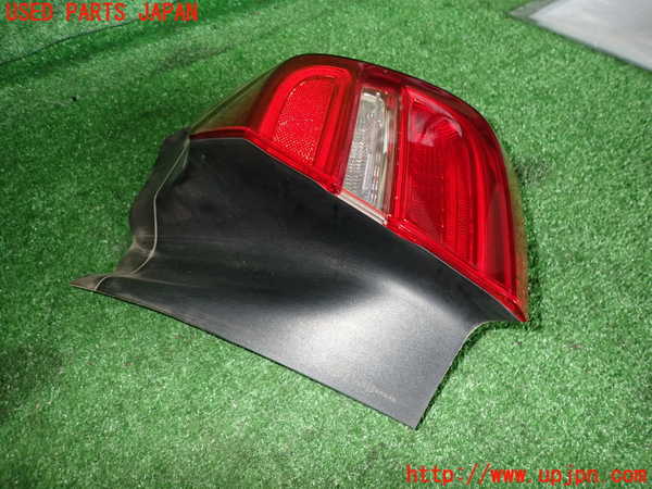 2UPJ-9228561530]ベンツ GLA250 4MATIC(156946)右テールランプ 中古_2
