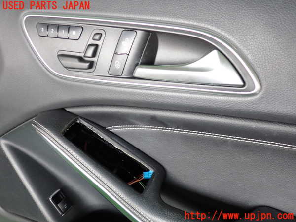 2UPJ-9228561234]ベンツ GLA250 4MATIC(156946)右前ドア内張り 中古_2