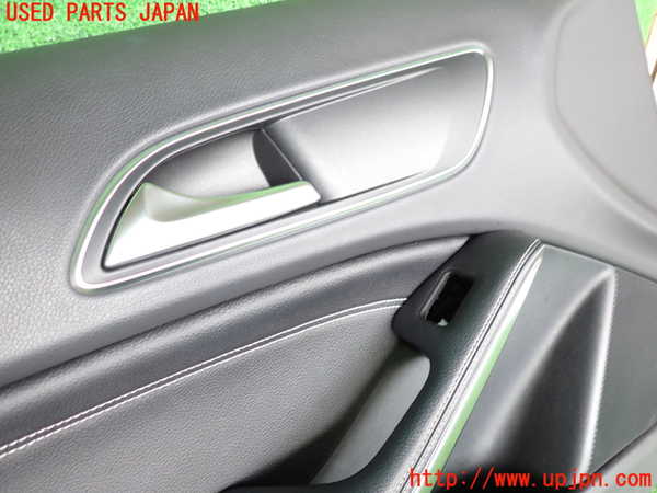 2UPJ-9228561264]ベンツ GLA250 4MATIC(156946)左前ドア内張り 中古_2