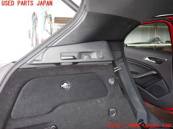 2UPJ-9228567680]ベンツ GLA250 4MATIC(156946)左リアピラートリム 中古_2