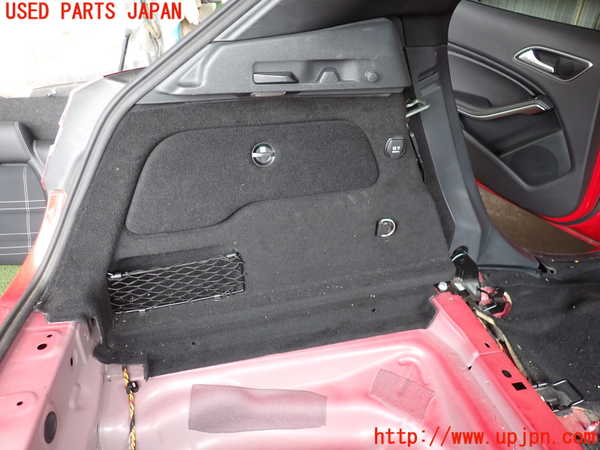 2UPJ-9228567680]ベンツ GLA250 4MATIC(156946)左リアピラートリム 中古_3