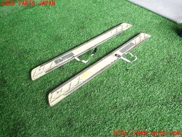 2UPJ-9228567740]ベンツ GLA250 4MATIC(156946)スカッフプレート 中古_2