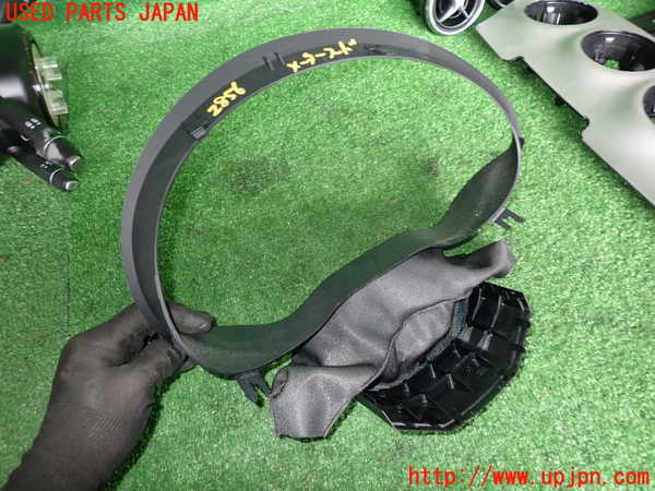 2UPJ-9228567510]ベンツ GLA250 4MATIC(156946)メーターフード 中古_2