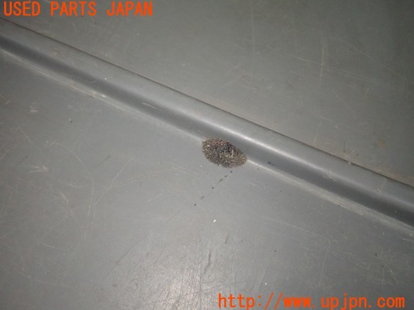 3UPJ=9228600634]ハイラックスサーフ(VZN130G)純正 ラゲッジトレイ 中古_4