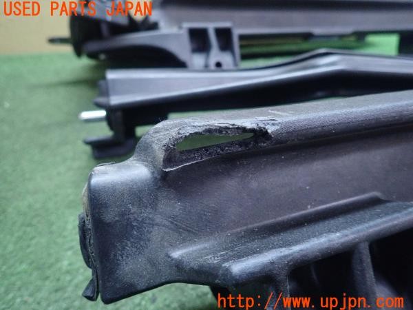 3UPJ=9228630013]ジープ ラングラー(TJ40S)純正 ウィンドシールドヘッダーチャンネル 中古_4