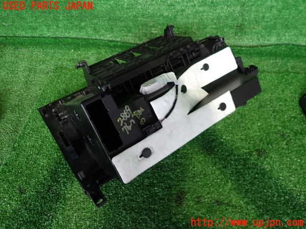 2UPJ-9228697516]ベンツ CLA200 d(118312M)グローブボックス1 中古_4