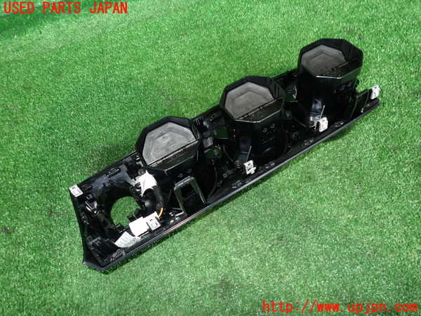 2UPJ-9228697526]ベンツ CLA200 d(118312M)エアコン吹き出し口1 (真中) 中古_3