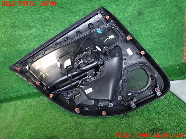 2UPJ-9228691294]ベンツ CLA200 d(118312M)右後ドア内張り 中古_3