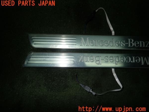 3UPJ=9228700616]ベンツ B200 d(247012 W247)純正 A1776809905 スカッフプレート 中古_2