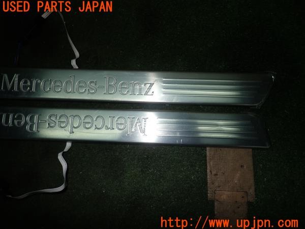 3UPJ=9228700616]ベンツ B200 d(247012 W247)純正 A1776809905 スカッフプレート 中古_3